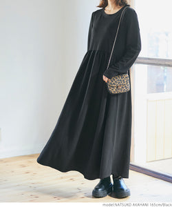 [No mail delivery] One-piece women's embossed flared A-line long sleeves long length gathered black plain 20aw