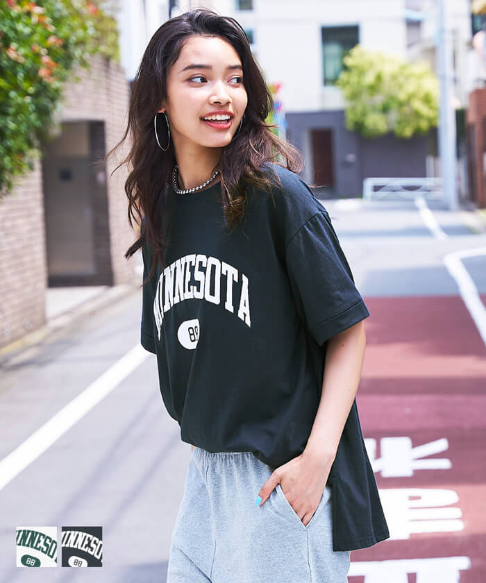 Tシャツ レディース カットソー ロールアップ プリント 英字 ロゴ 半袖 スリット クルーネック ミディアム丈 メール便可 23ss